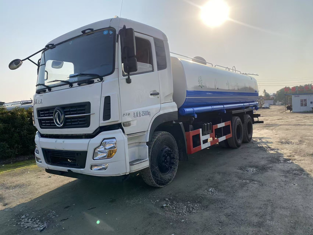 DONGFENG 20000L water truck Sprinkler - Camión cisterna: foto 1 DONGFENG 20000L water truck Sprinkler - Camión cisterna: foto 1