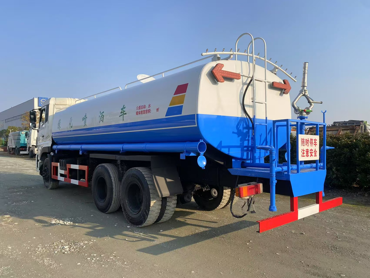 DONGFENG 20000L water truck Sprinkler - Camión cisterna: foto 3 DONGFENG 20000L water truck Sprinkler - Camión cisterna: foto 3