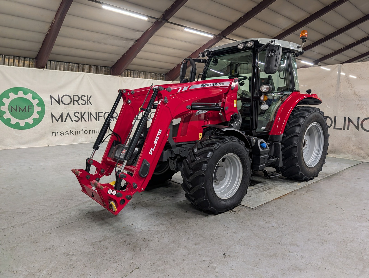 Massey Ferguson 5712S - Tractor: foto 1 Massey Ferguson 5712S - Tractor: foto 1