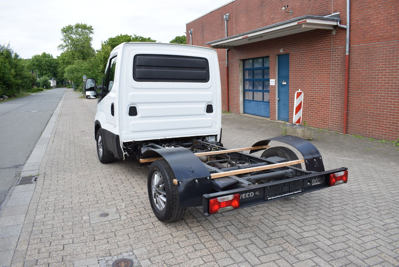 Iveco Daily 35 S21 3,0 Automatik Luftfederung Tempomat - Camión chasis: foto 5 Iveco Daily 35 S21 3,0 Automatik Luftfederung Tempomat - Camión chasis: foto 5