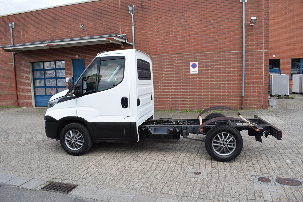 Iveco Daily 35 S21 3,0 Automatik Luftfederung Tempomat - Camión chasis: foto 3 Iveco Daily 35 S21 3,0 Automatik Luftfederung Tempomat - Camión chasis: foto 3