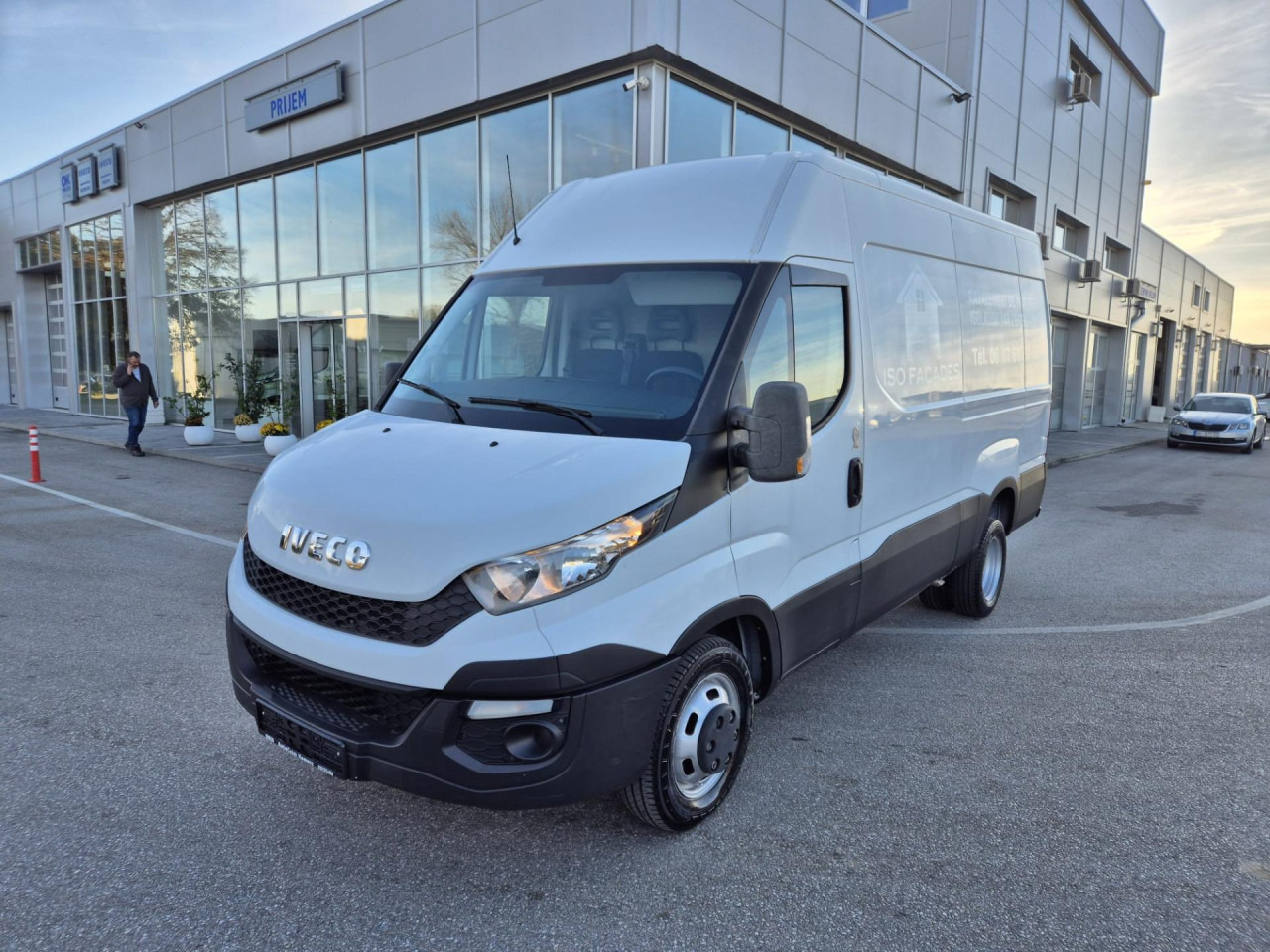 IVECO DAILY35C13V12m3 - Furgoneta de pasajeros: foto 1 IVECO DAILY35C13V12m3 - Furgoneta de pasajeros: foto 1
