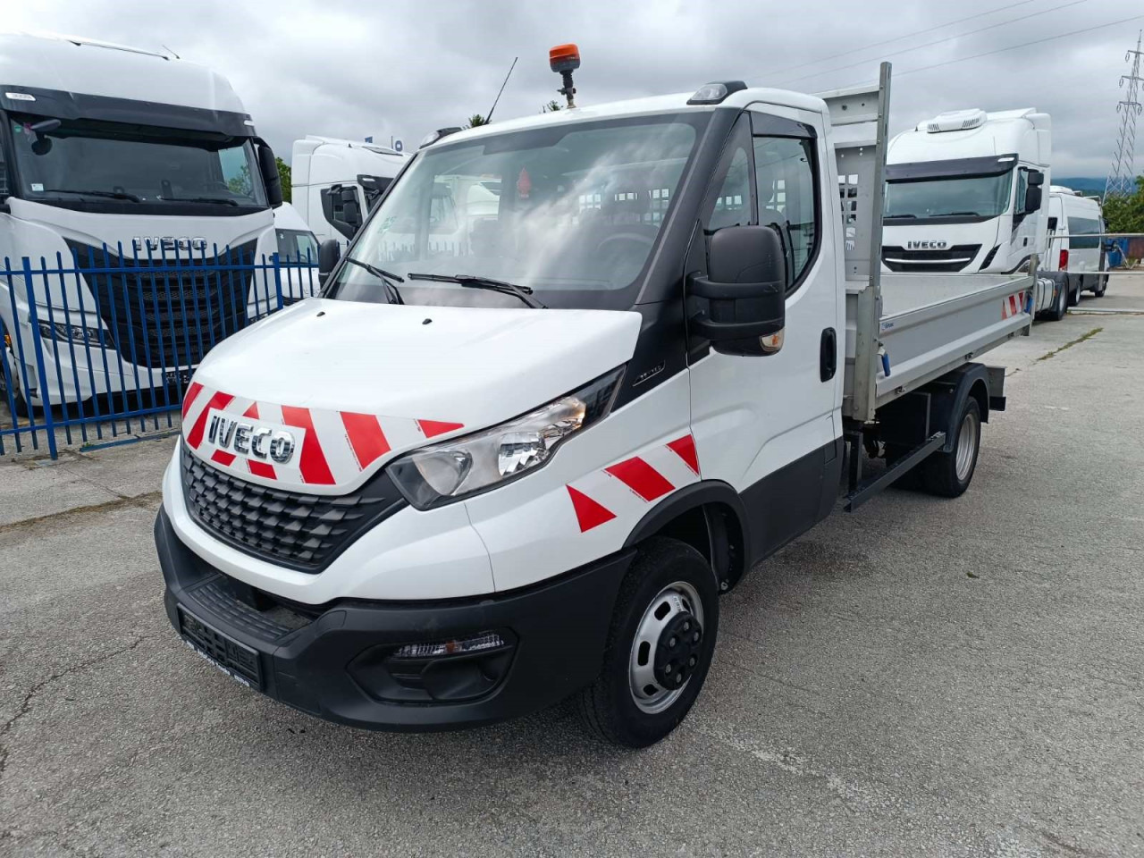 IVECO Daily 35C14 - Furgoneta basculante: foto 1 IVECO Daily 35C14 - Furgoneta basculante: foto 1