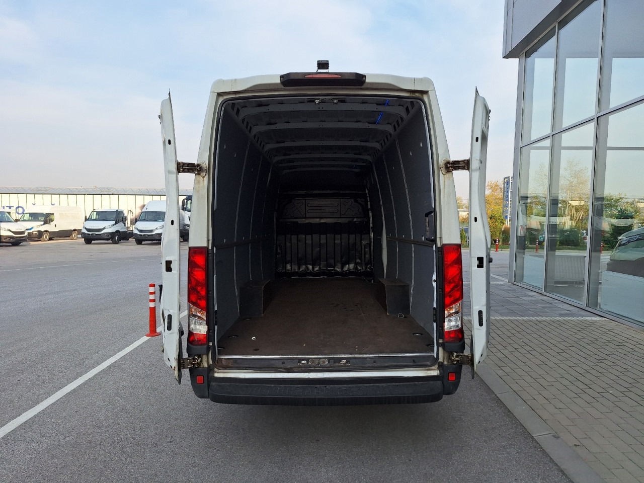 IVECO Daily 35S14 16m3 - Furgón: foto 2 IVECO Daily 35S14 16m3 - Furgón: foto 2