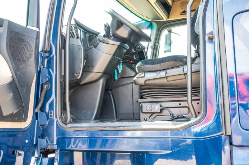 Foto del interior 1: Cabeza tractora Mercedes ACTROS 1848 LS