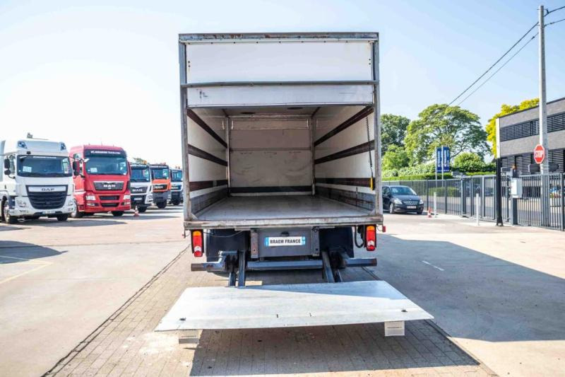 Camión frigorífico Renault MIDLUM 280DXI+POUSSIN/CHICKEN/KUIKEN/KÛKEN: foto 6