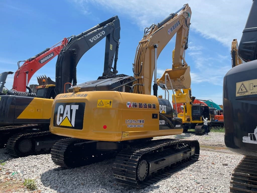 CAT 323D2 - Excavadora de cadenas: foto 1 CAT 323D2 - Excavadora de cadenas: foto 1