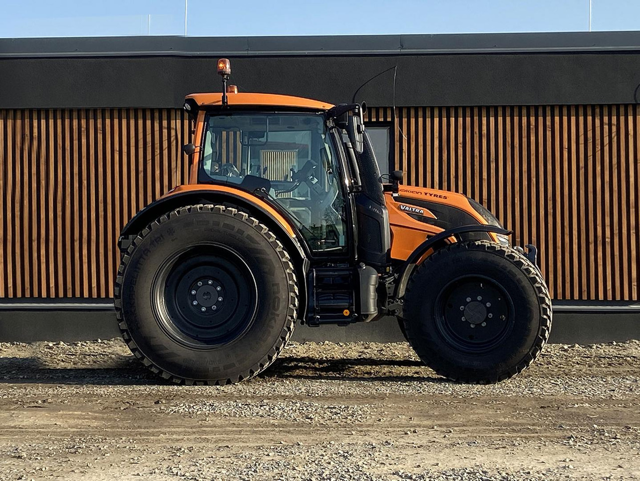 Valtra N, 49 AWI, 134 - Tractor: foto 1 Valtra N, 49 AWI, 134 - Tractor: foto 1