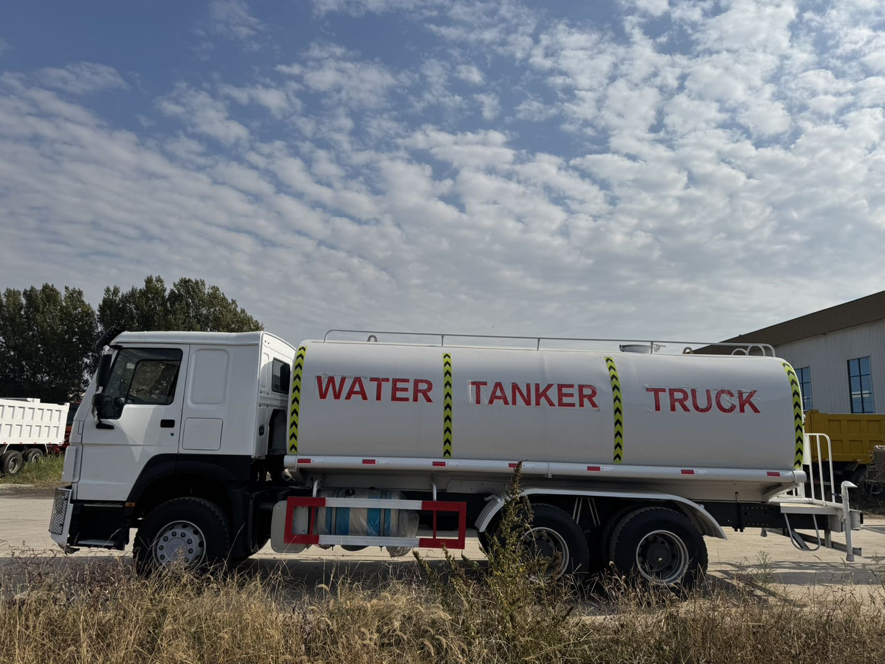HOWO 371 Water Tanker Truck - Camión cisterna: foto 4 HOWO 371 Water Tanker Truck - Camión cisterna: foto 4
