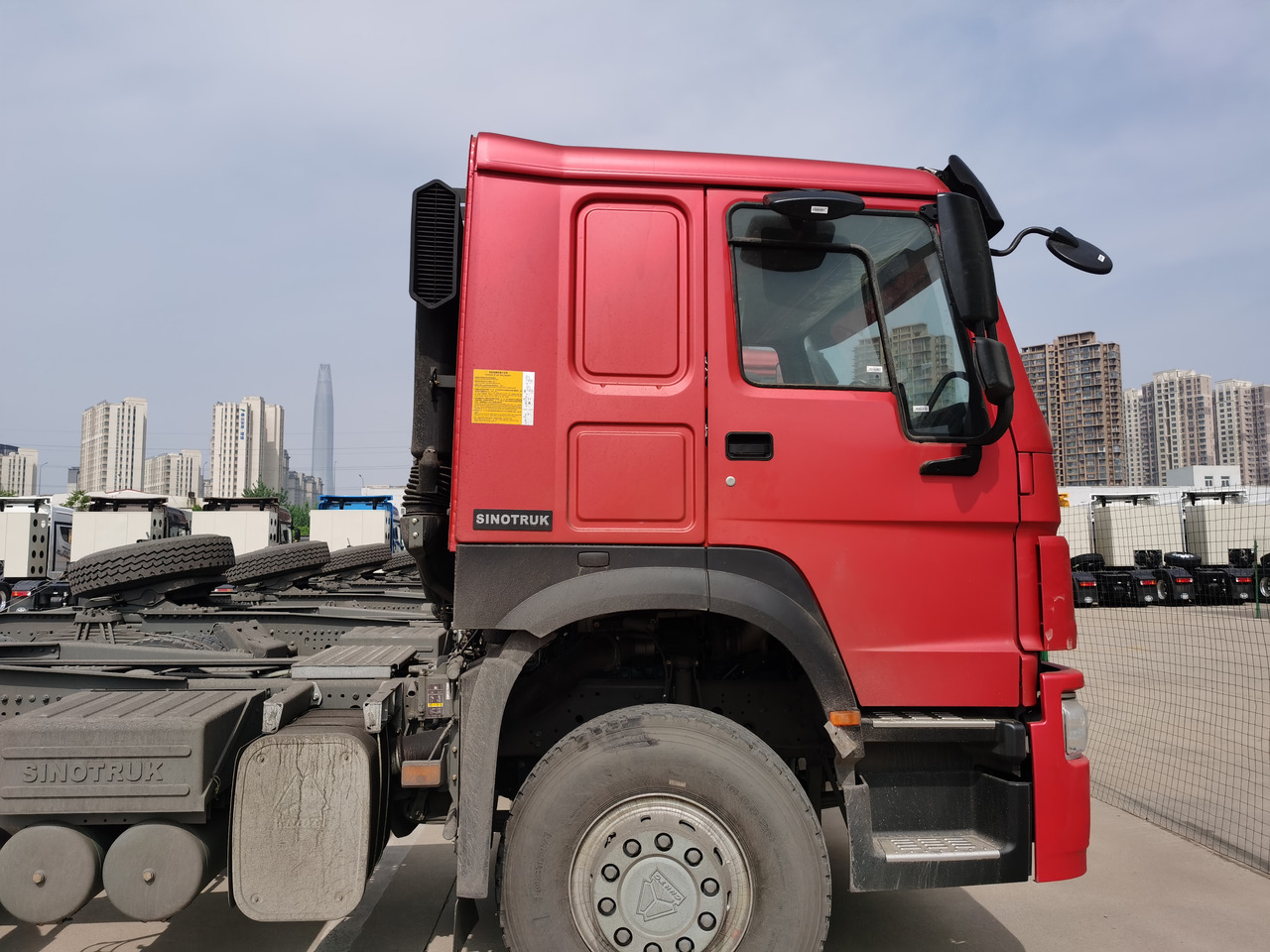 SINOTRUK ZZ4257V3247B - Cabeza tractora: foto 3 SINOTRUK ZZ4257V3247B - Cabeza tractora: foto 3