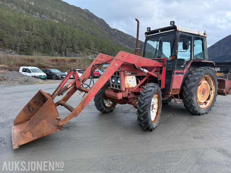 1981 International 584 4WD traktor med frontlaster - rep objekt - Tractor: foto 1 1981 International 584 4WD traktor med frontlaster - rep objekt - Tractor: foto 1