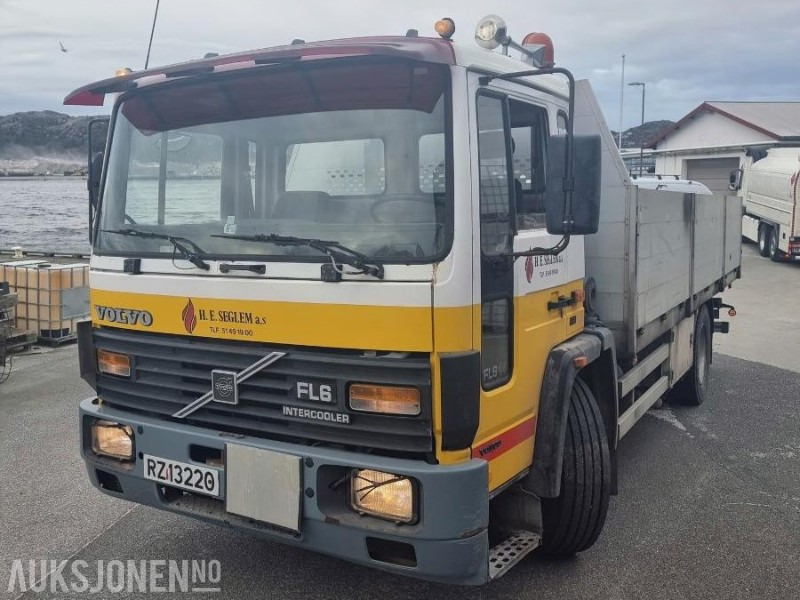 Camión caja abierta 1986 Volvo FL6144X2 lastebil med plan eu ok 05.2026: foto 1