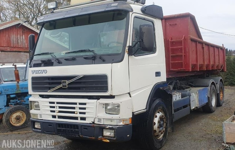 2000 Volvo FM-12 MED KASSE OG MASKINFLAK - Camión multibasculante: foto 1 2000 Volvo FM-12 MED KASSE OG MASKINFLAK - Camión multibasculante: foto 1