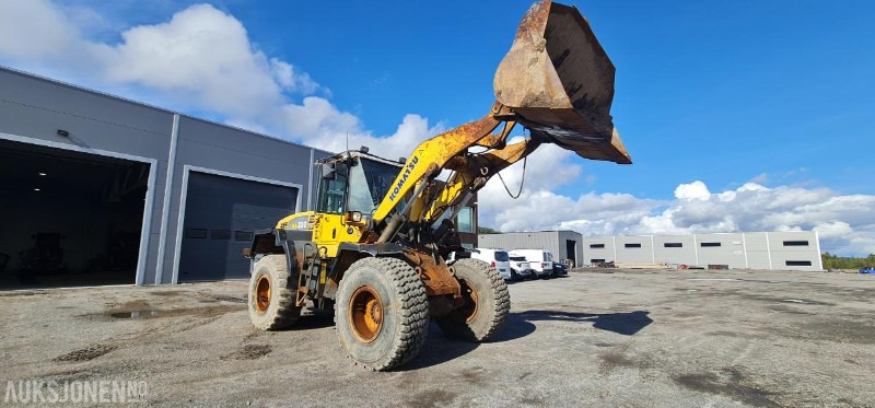 2004 Komatsu WA320, kun 9.000 arbeidstimer! Pallegafler + Skuffe inkludert, 3dje funksjon, SERTIFISERT! - Cargadora de ruedas: foto 3 2004 Komatsu WA320, kun 9.000 arbeidstimer! Pallegafler + Skuffe inkludert, 3dje funksjon, SERTIFISERT! - Cargadora de ruedas: foto 3