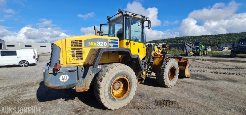 2004 Komatsu WA320, kun 9.000 arbeidstimer! Pallegafler + Skuffe inkludert, 3dje funksjon, SERTIFISERT! - Cargadora de ruedas: foto 5 2004 Komatsu WA320, kun 9.000 arbeidstimer! Pallegafler + Skuffe inkludert, 3dje funksjon, SERTIFISERT! - Cargadora de ruedas: foto 5