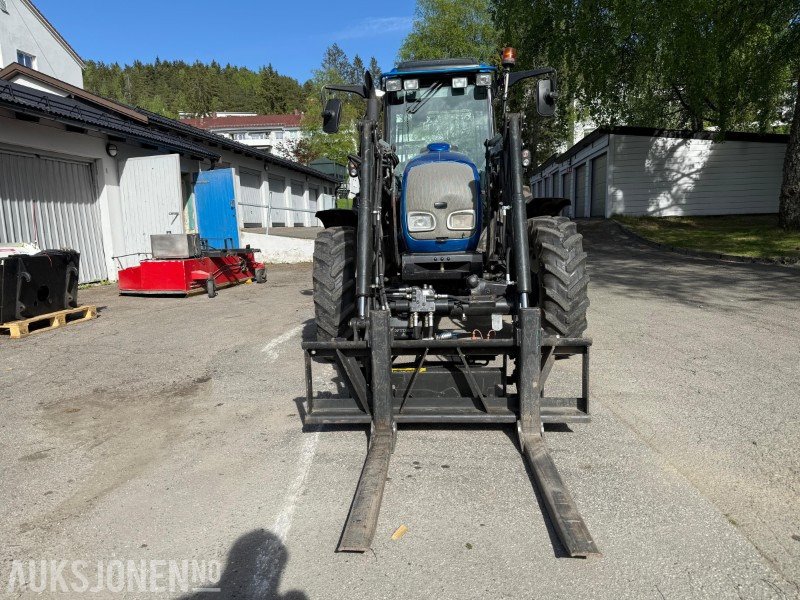 2005 Valtra A85 traktor med frontlaster, snøfres, snøskjær, gafler, skuffe, gruskasse og feieaggregat - Tractor: foto 2 2005 Valtra A85 traktor med frontlaster, snøfres, snøskjær, gafler, skuffe, gruskasse og feieaggregat - Tractor: foto 2