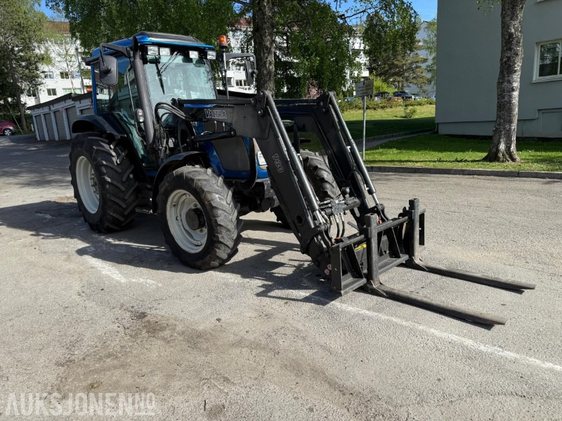 2005 Valtra A85 traktor med frontlaster, snøfres, snøskjær, gafler, skuffe, gruskasse og feieaggregat - Tractor: foto 3 2005 Valtra A85 traktor med frontlaster, snøfres, snøskjær, gafler, skuffe, gruskasse og feieaggregat - Tractor: foto 3
