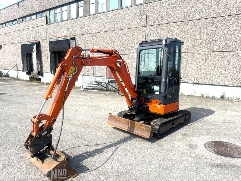2010 Hitachi ZX22U-2 CLR minigraver med 3 skuffer - Excavadora: foto 1 2010 Hitachi ZX22U-2 CLR minigraver med 3 skuffer - Excavadora: foto 1