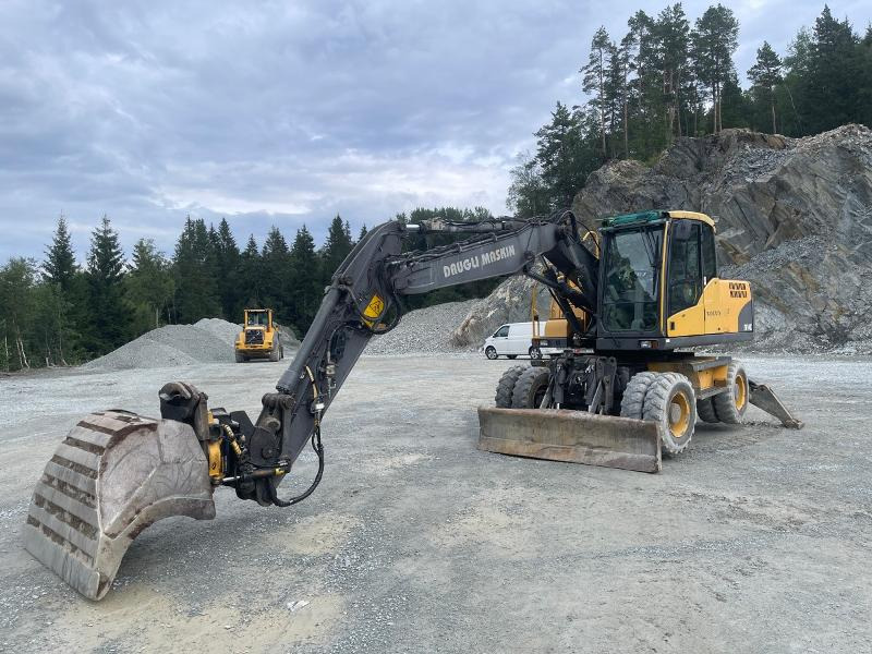2011 Volvo EW140C Hjulgraver - VA-bom - Sentralsmøring - Bunkringspumpe - Engcon Tiltrotator med klype - Pusseskuffe - Excavadora: foto 1 2011 Volvo EW140C Hjulgraver - VA-bom - Sentralsmøring - Bunkringspumpe - Engcon Tiltrotator med klype - Pusseskuffe - Excavadora: foto 1