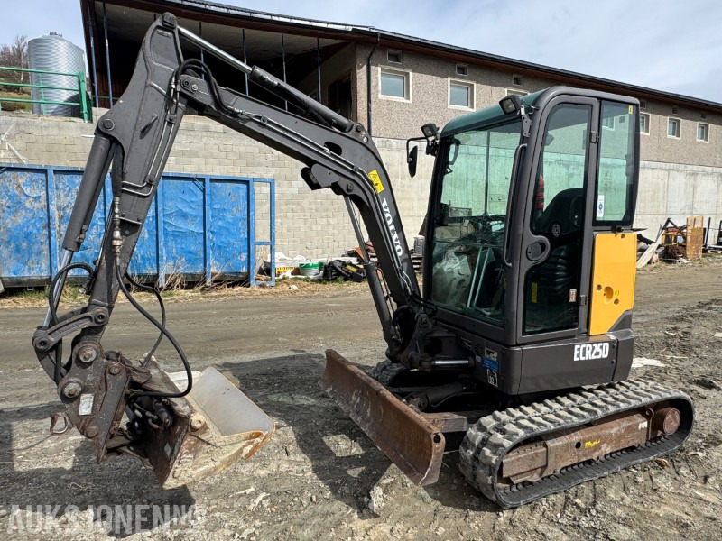 2013 Volvo ECR25D gravemaskin med 3 skuffer - Miniexcavadora: foto 1 2013 Volvo ECR25D gravemaskin med 3 skuffer - Miniexcavadora: foto 1