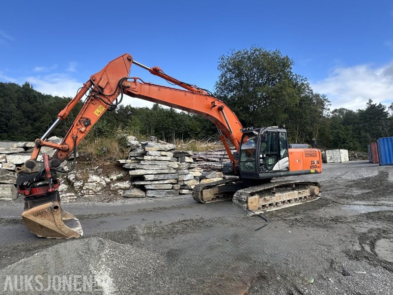 2014 Hitachi ZX250LC-5B Gravemaskin - 10741 Timer - Tiltrotator - Sentralsmøring - Bunkringspumpe - GPS - 2 Skuffer - Excavadora: foto 3 2014 Hitachi ZX250LC-5B Gravemaskin - 10741 Timer - Tiltrotator - Sentralsmøring - Bunkringspumpe - GPS - 2 Skuffer - Excavadora: foto 3