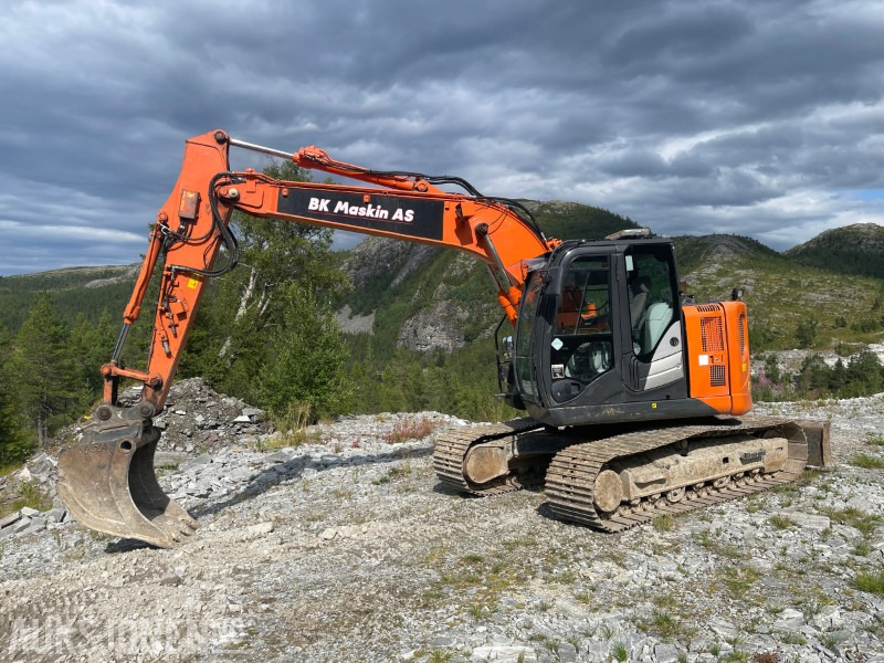 2015 Hitachi Zaxis 135US-5B-Leveres med graveskuffe+pusseskuffe og Rototilt - Excavadora: foto 1 2015 Hitachi Zaxis 135US-5B-Leveres med graveskuffe+pusseskuffe og Rototilt - Excavadora: foto 1
