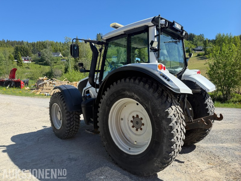 2015 Valtra N163 Unlimited Edition traktor - Hyttefjæring - 4 dobbelt virkende uttak - front PTO - 2 seter - Servicehistorikk - Tractor: foto 3 2015 Valtra N163 Unlimited Edition traktor - Hyttefjæring - 4 dobbelt virkende uttak - front PTO - 2 seter - Servicehistorikk - Tractor: foto 3