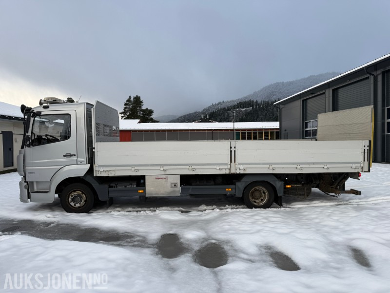 2016 Mercedes-Benz Atego 816 planbil med Zepro løftelem - C1 førarkort - Eu godkjent - Camión caja abierta: foto 2 2016 Mercedes-Benz Atego 816 planbil med Zepro løftelem - C1 førarkort - Eu godkjent - Camión caja abierta: foto 2