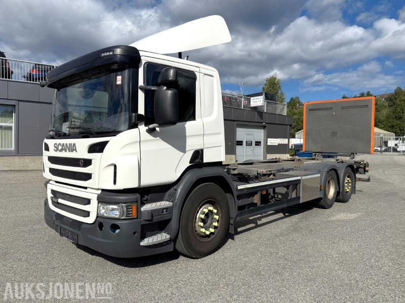 2016 Scania P410, containerbil, baklem, multiratt, cruise, ryggekamera - Camión portacontenedore/ Intercambiable: foto 1 2016 Scania P410, containerbil, baklem, multiratt, cruise, ryggekamera - Camión portacontenedore/ Intercambiable: foto 1