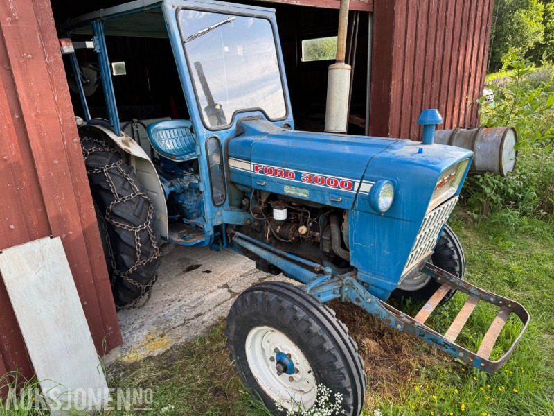 DØDSBO FRA SMÅBRUK MED 1970 FORD 3000, MASSE UTSTYR OG VERKSTEDSUTSTYR - Tractor: foto 2 DØDSBO FRA SMÅBRUK MED 1970 FORD 3000, MASSE UTSTYR OG VERKSTEDSUTSTYR - Tractor: foto 2