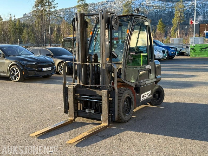 2003 Nissan FGD 02 A 300 - Langgaffler - 4529kg - Equipo de manutención: foto 1 2003 Nissan FGD 02 A 300 - Langgaffler - 4529kg - Equipo de manutención: foto 1