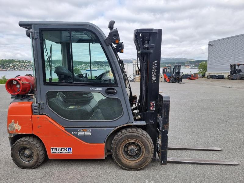 2010 Toyota 2010 Toyota 02-8FGF25 - 2,5 tonns propantruck - 4,7 m løftehøyde - Equipo de manutención: foto 2 2010 Toyota 2010 Toyota 02-8FGF25 - 2,5 tonns propantruck - 4,7 m løftehøyde - Equipo de manutención: foto 2
