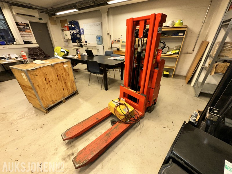 2012 Logitrans Logiflex Maxi elektrisk stabler (SELF 1002/2050) – Sertifisert - trenger nytt batteri - Equipo de manutención: foto 1 2012 Logitrans Logiflex Maxi elektrisk stabler (SELF 1002/2050) – Sertifisert - trenger nytt batteri - Equipo de manutención: foto 1