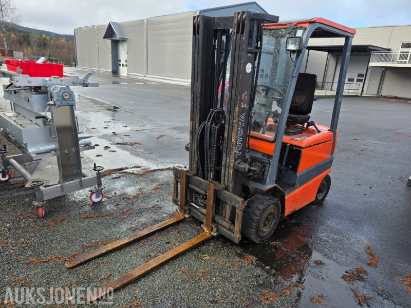 Toyota truck 1600 kg defekt batteri - Equipo de manutención: foto 1 Toyota truck 1600 kg defekt batteri - Equipo de manutención: foto 1