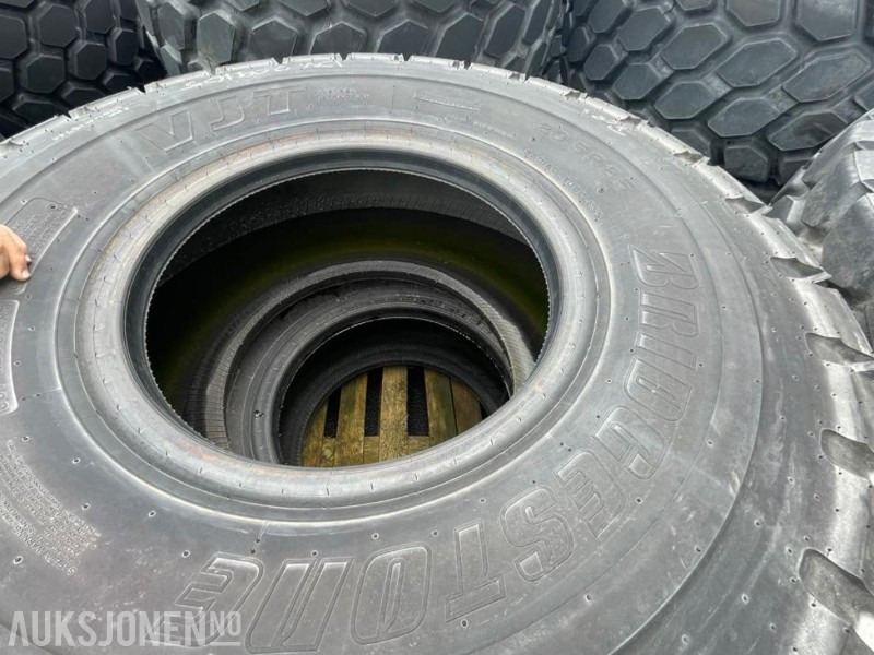 4 stk. NYE Bridgestone VJT 20,5/R 25 dekk - VOLVO L 60/70/90 - Implemento para Maquinaria de construcción: foto 3 4 stk. NYE Bridgestone VJT 20,5/R 25 dekk - VOLVO L 60/70/90 - Implemento para Maquinaria de construcción: foto 3