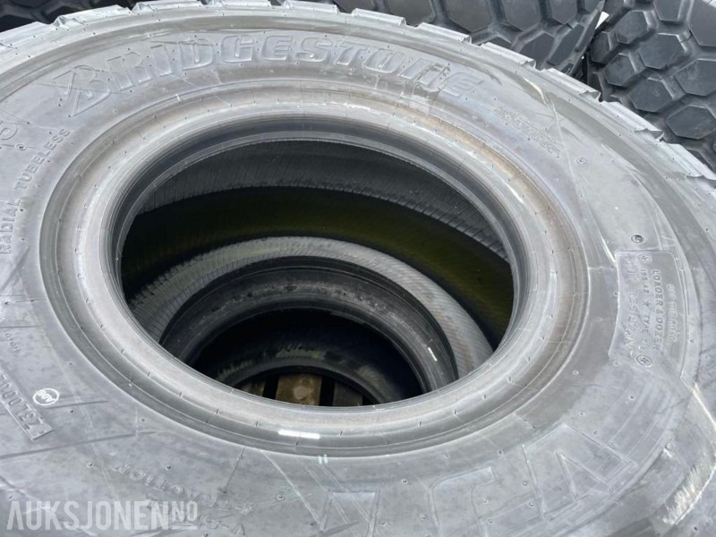 4 stk. NYE Bridgestone VJT 23,5/R 25 dekk - VOLVO L 110/120. - Implemento para Maquinaria de construcción: foto 2 4 stk. NYE Bridgestone VJT 23,5/R 25 dekk - VOLVO L 110/120. - Implemento para Maquinaria de construcción: foto 2