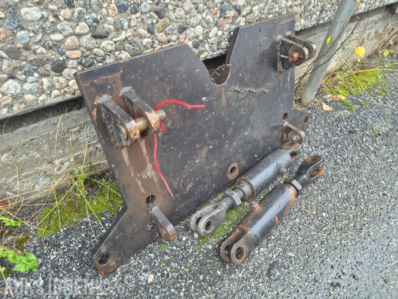 2011 Brøyteplate / brøytefeste til New Holland TS 110 - Maquinaria agrícola: foto 2 2011 Brøyteplate / brøytefeste til New Holland TS 110 - Maquinaria agrícola: foto 2