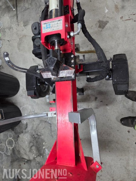 2025 Hecht 6422 ATV Vedkløyver – 22 tonn | Lite brukt (30–35 timer) - Maquinaria agrícola: foto 2 2025 Hecht 6422 ATV Vedkløyver – 22 tonn | Lite brukt (30–35 timer) - Maquinaria agrícola: foto 2