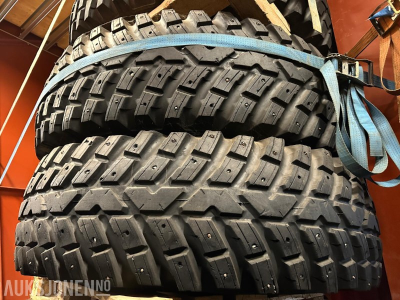 Piggdekksett til 900-serien – 620/80R42 + 480/80R34 – Klare for vinter - Maquinaria agrícola: foto 1 Piggdekksett til 900-serien – 620/80R42 + 480/80R34 – Klare for vinter - Maquinaria agrícola: foto 1