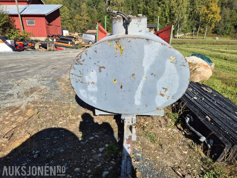 Mobil Dieseltank med hjulgang ca 1900 l - Equipo de construcción: foto 2 Mobil Dieseltank med hjulgang ca 1900 l - Equipo de construcción: foto 2