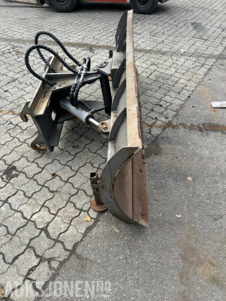 Snøskjær til liten hjullaster Lille BM (Volvo L-30 feste) - Cuchilla quitanieves: foto 2 Snøskjær til liten hjullaster Lille BM (Volvo L-30 feste) - Cuchilla quitanieves: foto 2