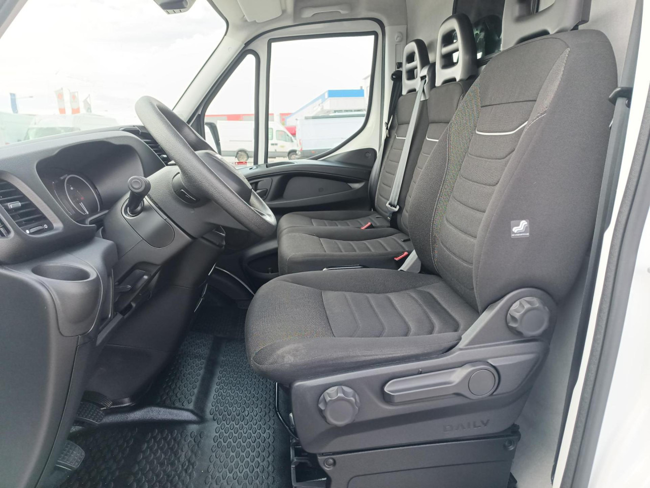 IVECO Daily 35S16V - Furgón: foto 5 IVECO Daily 35S16V - Furgón: foto 5