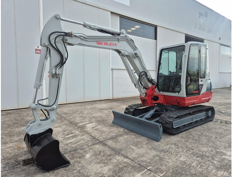 Takeuchi TB250 - Miniexcavadora: foto 3 Takeuchi TB250 - Miniexcavadora: foto 3