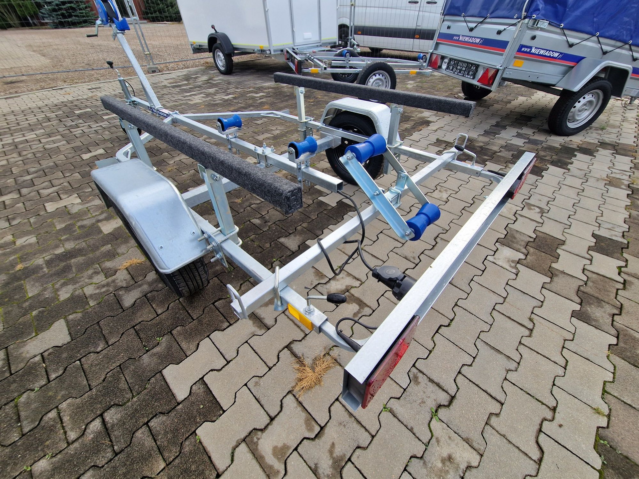 Nowa Przyczepa 2025 Podłodziowa ponton łódź Niewiadów P400 P415 do 6m - Remolque portavehículos: foto 2 Nowa Przyczepa 2025 Podłodziowa ponton łódź Niewiadów P400 P415 do 6m - Remolque portavehículos: foto 2