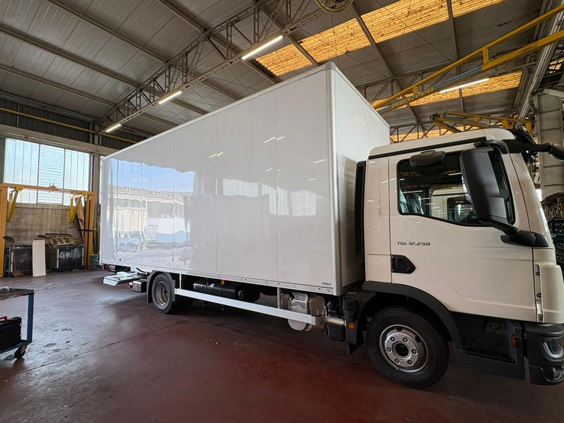 CUBO CON PEDANA 4x2 250hp MAN TGL 12.250 4x2 BL CH - Camión caja cerrada: foto 4 CUBO CON PEDANA 4x2 250hp MAN TGL 12.250 4x2 BL CH - Camión caja cerrada: foto 4