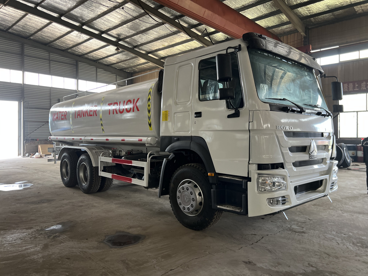 HOWO HOWO water tanker truck - Camión cisterna: foto 2 HOWO HOWO water tanker truck - Camión cisterna: foto 2