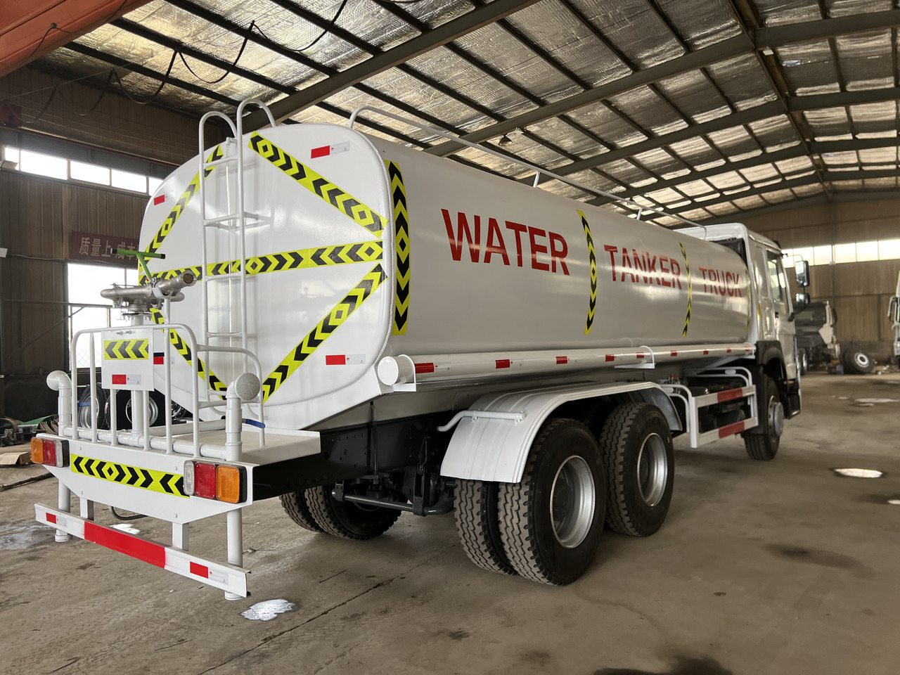 HOWO used water tank truck - Camión cisterna: foto 3 HOWO used water tank truck - Camión cisterna: foto 3