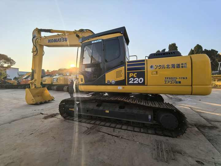 High Quality Used 22 ton Excavator komatsu pc220 Tracked Excavators komatsu excavator used japan in cheap price - Excavadora de cadenas: foto 2 High Quality Used 22 ton Excavator komatsu pc220 Tracked Excavators komatsu excavator used japan in cheap price - Excavadora de cadenas: foto 2