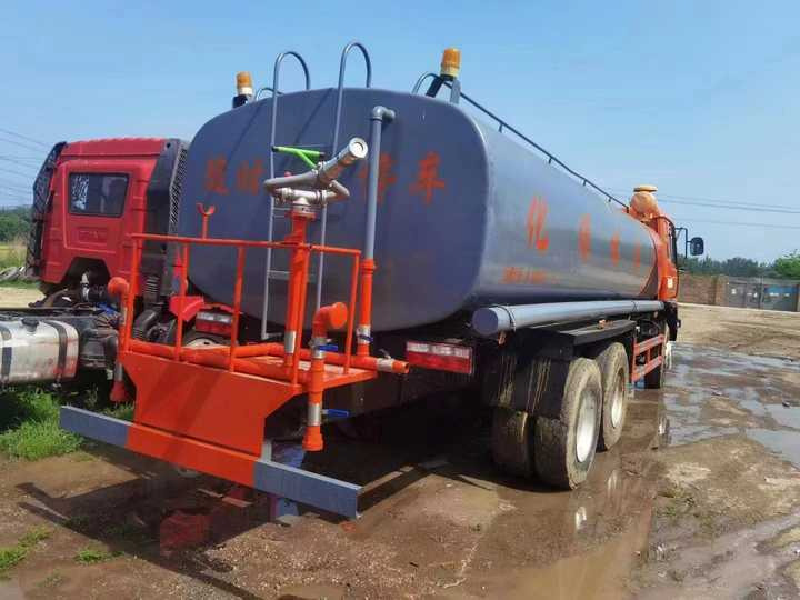 Used 20m3 water spray bowser tanker sprinkler tank truck for sale - Camión cisterna: foto 5 Used 20m3 water spray bowser tanker sprinkler tank truck for sale - Camión cisterna: foto 5