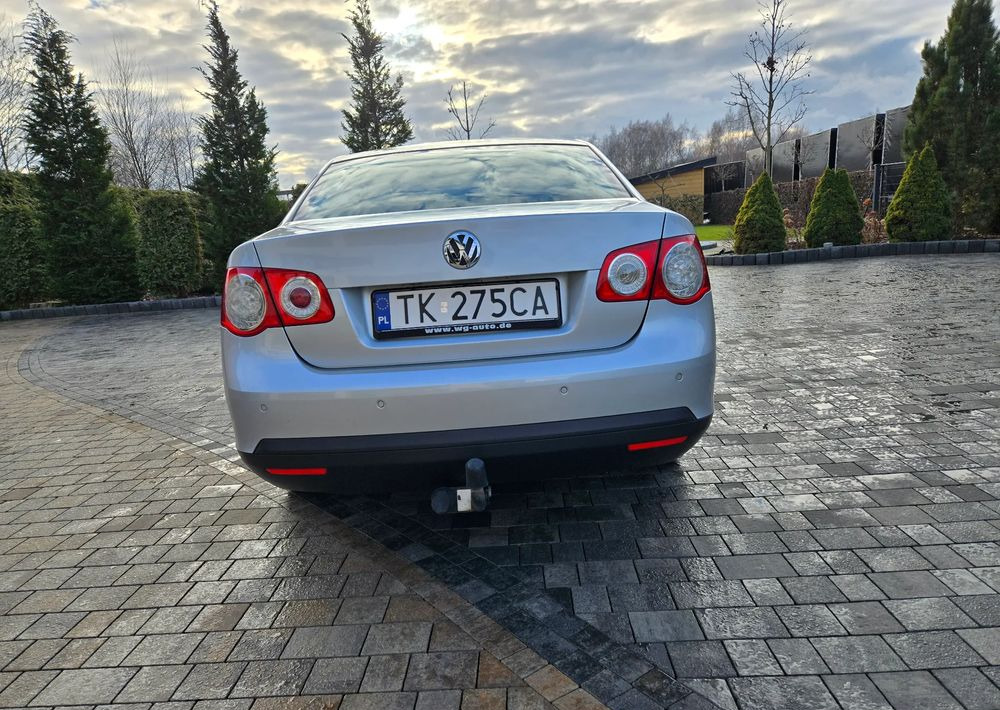 Sedan Volkswagen Jetta 2.0 TDI Sportline: foto 11